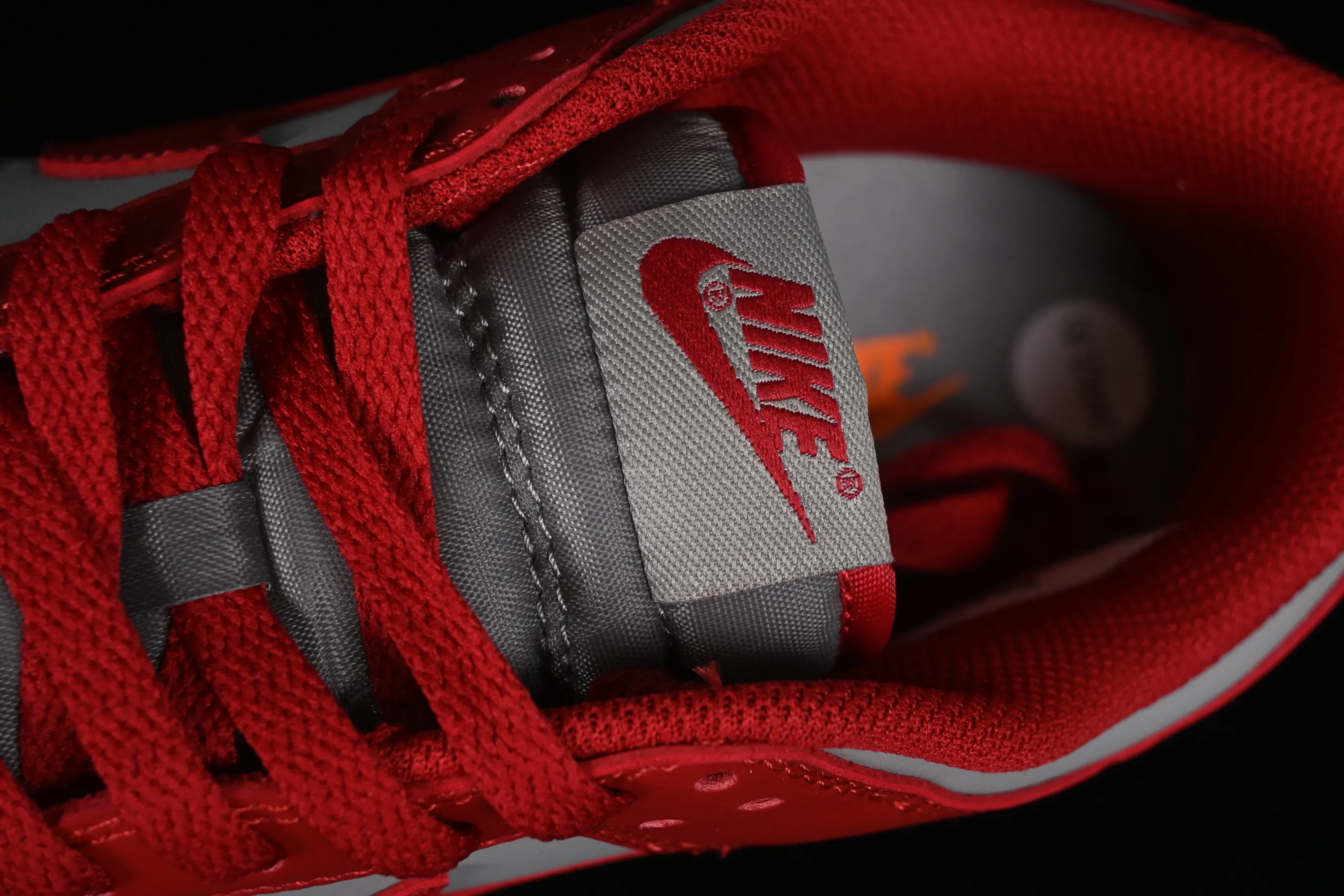 All Categories Nk SB Dunk Series Nk SB Dunk Low Low-top sneakers Nk SB Dunk Low Gray and red color Low-top casual sports skateboard shoes CW1590-0002